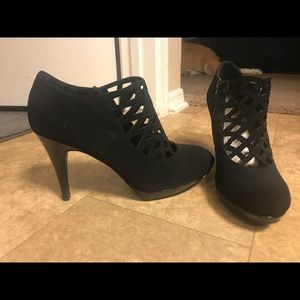 Black Impo size 11. 4.5in heel with 1/2in platform